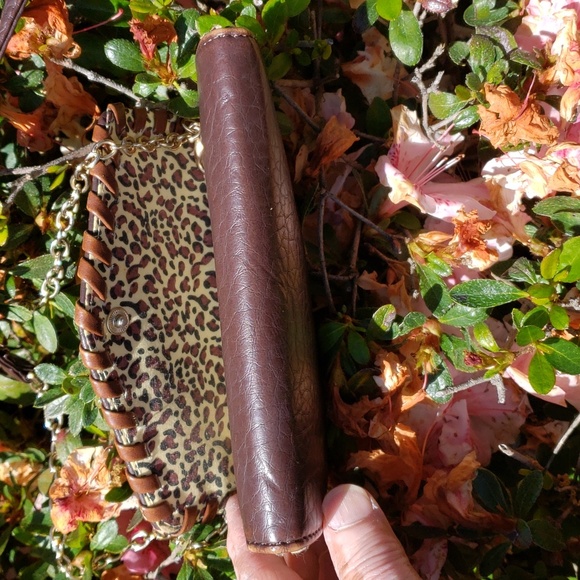 UNDER ONE SKY Crossbody with chain strap detail. cheetah print lining - Picture 9 of 13